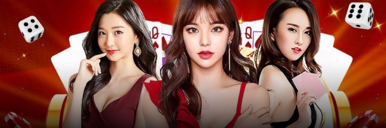 Antarmuka meja Bandar Poker di rutan slot dengan pemain virtual dan kartu terbuka