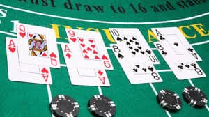 Tampilan daftar meja Bandar Poker dengan tingkat taruhan berbeda dan pemain yang bergabung